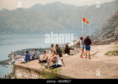 KOTOR, MONTENEGRO - 25. SEPTEMBER 2016: Touristen entspannen auf Ruinen der Festung St. Johannes (Illyrisch Fort) über die Altstadt und die Bucht von Kotor, Montenegr Stockfoto