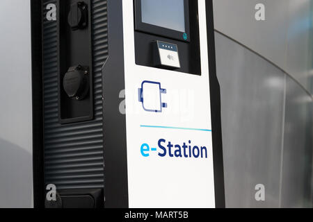 DRESDEN, Deutschland - 2. APRIL 2018: Electric Car Ladestation vor der Volkswagen Glaserne Manufaktur - transparente Fabrik am 2. April 2018 Stockfoto