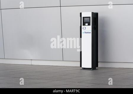 DRESDEN, Deutschland - 2. APRIL 2018: Electric Car Ladestation vor der Volkswagen Glaserne Manufaktur - transparente Fabrik am 2. April 2018 Stockfoto