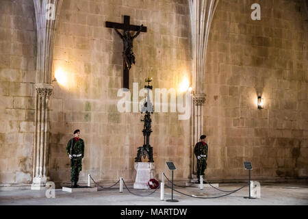 Batalha, Portugal. Soldaten, die das Grab des Unbekannten Soldaten im Kloster Santa Maria da Vitoria. Ein Weltkulturerbe seit 1983 Stockfoto