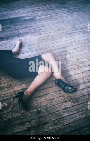 Tote Frau Festlegung auf dem Boden Stockfoto