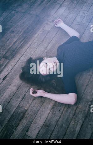 Tote Frau Festlegung auf dem Boden Stockfoto