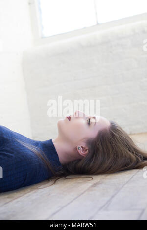 Schöne Frau mit nach unten auf den Boden schauen herauf Stockfoto