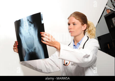 Ärztin untersucht ein Röntgenbild Stockfoto