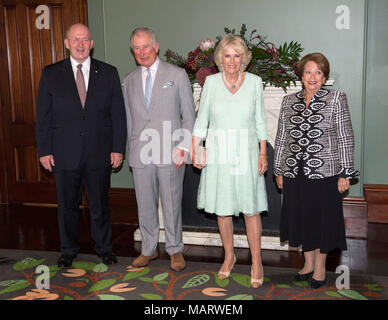 Der Prinz von Wales und die Herzogin von Cornwall werden durch den Generalgouverneur Sir Peter Cosgrove (links) und Frau Cosgrove (rechts) bei Old Government House in Brisbane, Australien begrüsst. Stockfoto