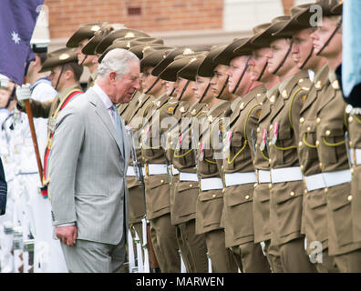 Der Prinz von Wales prüft militärische Personal während der Feierlichen Willkommen bei Old Government House, Brisbane, am ersten Tag der Königlichen Besuch in Australien. Stockfoto