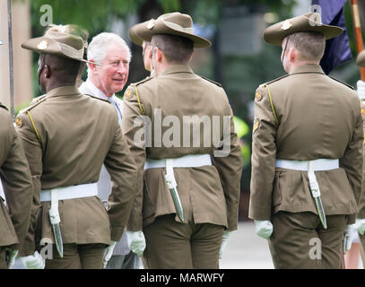 Der Prinz von Wales prüft militärische Personal während der Feierlichen Willkommen bei Old Government House, Brisbane, am ersten Tag der Königlichen Besuch in Australien. Stockfoto