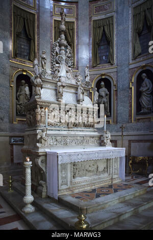 Arca di San Domenico (Schrein des Heiligen Dominikus) in der Basilika San Domenico (Basilica di San Domenico) in Bologna, Emilia-Romagna, Italien. Der Sarkophag wurde geschnitzt von der italienischen Frührenaissance Bildhauer Nicola Pisano (1267). Die Krönung der italienischen Renaissance Bildhauer Niccolò dell'Arca von 1469 bis 1494 geschnitzt wurde. Die Statue der Engel Holding den Leuchter in der rechten wurde geschnitzt von der italienischen Renaissance Bildhauer Michelangelo Buonarroti (1495). Stockfoto