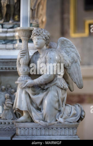 Engel Holding den Leuchter geschnitzt von der italienischen Renaissance Bildhauer Michelangelo Buonarroti (1495) auf die Arca di San Domenico (Schrein des Heiligen Dominikus) in der Basilika San Domenico (Basilica di San Domenico) in Bologna, Emilia-Romagna, Italien. Stockfoto