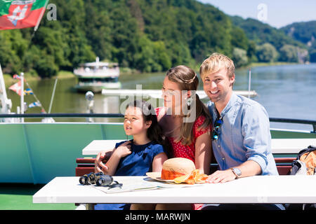 Familie auf Kreuzfahrt mit Blick auf die Berge vom Schiff Deck Stockfoto