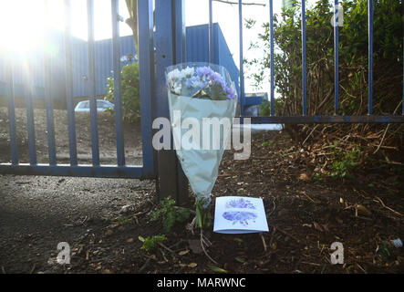 Blumen außerhalb Walthamstow Freizeitanlage auf Markhouse Road, East London, nachdem ein 16-jähriger Junge starb an einem Schießen in der Nacht zum Montag. Stockfoto