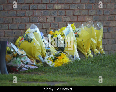 Blumen außerhalb Walthamstow Freizeitanlage auf Markhouse Road, East London, nachdem ein 16-jähriger Junge starb an einem Schießen in der Nacht zum Montag. Stockfoto