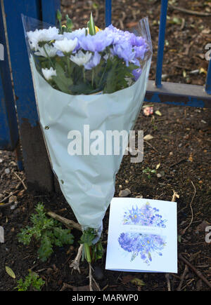 Blumen außerhalb Walthamstow Freizeitanlage auf Markhouse Road, East London, nachdem ein 16-jähriger Junge starb an einem Schießen in der Nacht zum Montag. Stockfoto