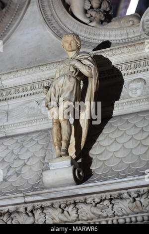 Saint Proculus von Bologna (San Procolo) geschnitzt von der italienischen Renaissance Bildhauer Michelangelo Buonarroti (1495) auf die Arca di San Domenico (Schrein des Heiligen Dominikus) in der Basilika San Domenico (Basilica di San Domenico) in Bologna, Emilia-Romagna, Italien. Stockfoto