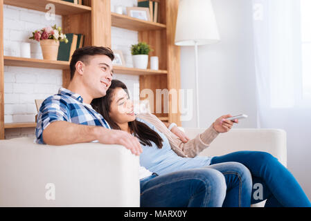 Frohe optimistisch Paar Schaltkanäle Stockfoto