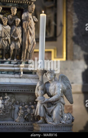 Engel Holding den Leuchter geschnitzt von der italienischen Renaissance Bildhauer Michelangelo Buonarroti (1495) auf die Arca di San Domenico (Schrein des Heiligen Dominikus) in der Basilika San Domenico (Basilica di San Domenico) in Bologna, Emilia-Romagna, Italien. Stockfoto