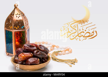 Ramadan Kareem Festliche, Nahaufnahme der orientalische Laterne Lampe mit einem Datum, das auf Holzplatte und Rosenkranz auf weißem Hintergrund. Islamische heilige Monat Grußkarte Stockfoto