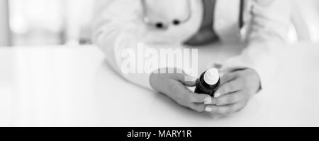 Closeup auf Arzt Frau, Medizinfläschchen Stockfoto