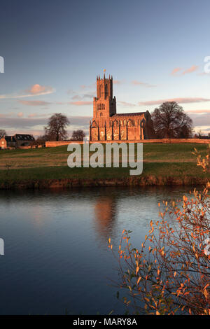 Herbst Sonnenuntergang, St Marys Kirche, Fluss Nene, Fotheringhay Dorf, Northamptonshire, England, Großbritannien Stockfoto