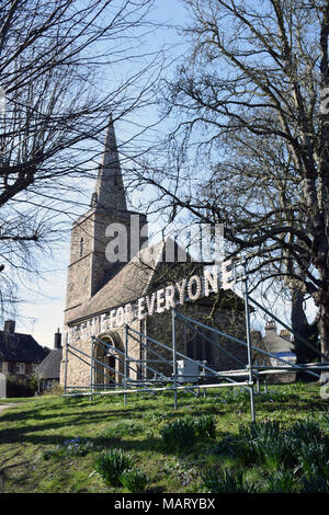 Nathan Coley's "Für alle gleich" Installation, St. Peter Friedhof, Teil der Wasserkocher Hof Galerie, Cambridge UK März 2018 Stockfoto