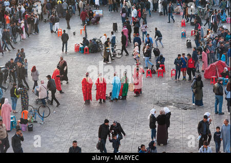 Platz Jemaa El-Fnaa Platz in Marrakesch Marokko bei Sonnenuntergang mit Berber Sänger Stockfoto