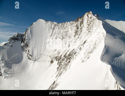 Fantastische Aussicht auf die Mischabelgruppe in den Schweizer Alpen mit den beeindruckenden north face der Lenzspitze Stockfoto