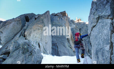 Bergsteiger auf einem steilen Nordwand Route in Chamonix. Stockfoto