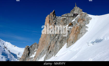 Blick auf die berühmte Aiguille du Midi und die umliegenden Gletscher- und Bergwelt Stockfoto