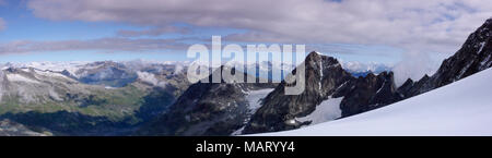 Bergpanorama Landschaft der Bernina Berge und Gletscher in den Schweizer Alpen in der Nähe von St. Moritz auf eine dunkle und bedrohliche Morgen Stockfoto