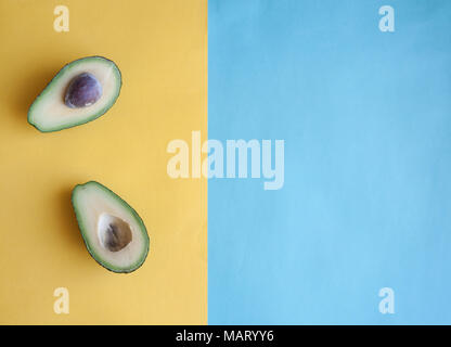 Hälften der Avocados auf dem Tisch Stockfoto