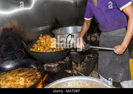 Mann Kochen in einem dreckigen industrielle Küche Stockfoto