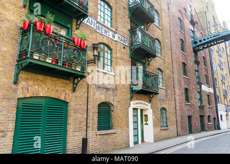 Wohnungen in St Andrews Wharf, Shad Thames, London, UK Stockfoto