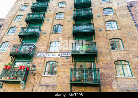 Wohnungen in St Andrews Wharf, Shad Thames, London, UK Stockfoto