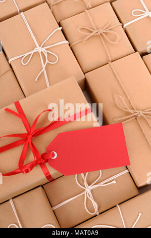 Pakete mit roten Geschenk tag Stockfoto