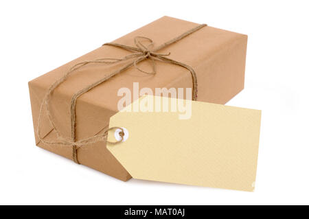 Dünnes braunes Papier Paket mit Übergröße Geschenkanhänger. Stockfoto