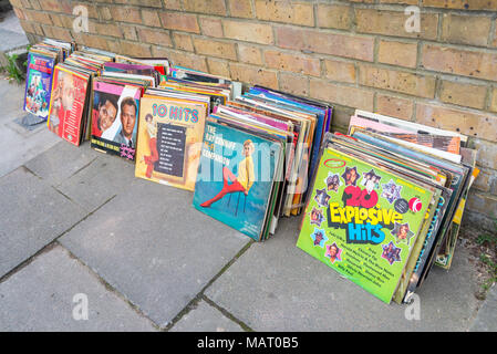 Alte Vinyl LPs nach links in die Straße für Leute, die sich selbst zu helfen, UK, London Stockfoto