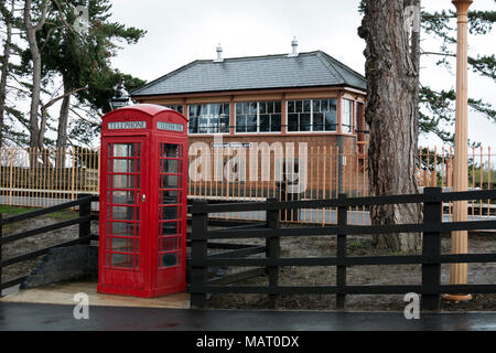 Stellwerk und Telefonzelle, Broadway Bahnhof, Gloucestershire und Warwickshire Steam Railway, Worcestershire, Großbritannien Stockfoto