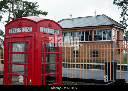 Telefon Box und Stellwerk, Broadway Bahnhof, Gloucestershire und Warwickshire Steam Railway, Worcestershire, Großbritannien Stockfoto