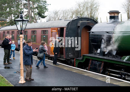 Dampfzug am Broadway Bahnhof, Gloucestershire und Warwickshire Steam Railway, Worcestershire, Großbritannien Stockfoto