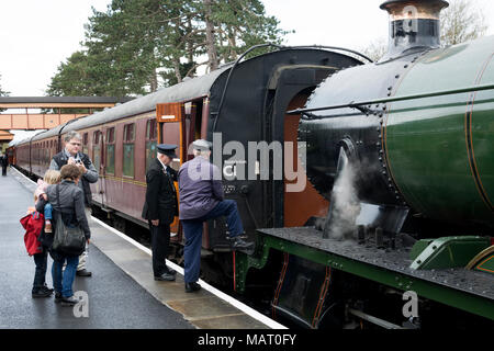 Dampfzug am Broadway Bahnhof, Gloucestershire und Warwickshire Steam Railway, Worcestershire, Großbritannien Stockfoto