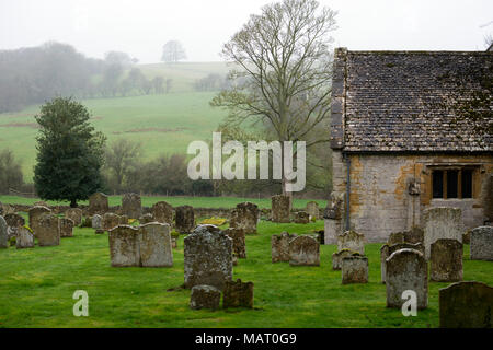 St. Eadburgha der Kirchhof in nass und nebelig, Wetter, Broadway, Worcestershire, England, Großbritannien Stockfoto