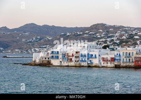 Das kleine Venedig Teil der Stadt Mykonos über das Wasser gesehen Stockfoto