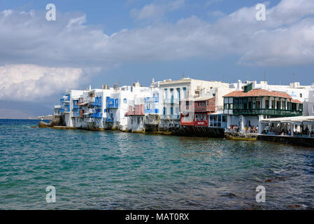 Little Venice in Mykonos über dem Wasser an einem sonnigen Tag Stockfoto