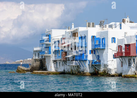 Little Venice in Mykonos über dem Wasser an einem sonnigen Tag Stockfoto