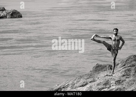 Yoga am Strand #8, Ganges, Rishikesh, Indien Stockfoto