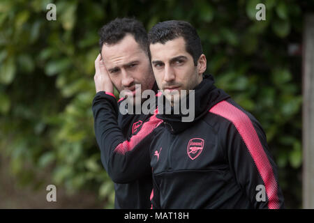 Von Arsenal David Ospina und Henrikh Mkhitaryan während des Trainings in London Colney, Hertfordshire. Stockfoto