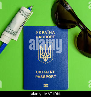 Ukrainische biometrischen Pass mit hundert Dollar Bill und ein Stift 2018 Stockfoto