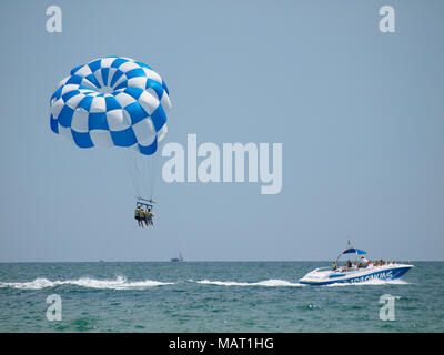 Blau parasail Flügel mit einem Boot im Meer Wasser gezogen, auch bekannt als Parasailing oder parakiting Parasailing Stockfoto