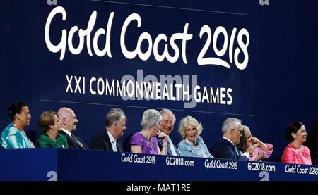 Der Prinz von Wales und die Herzogin von Cornwall zusammen sitzen auf der Tribüne während der Eröffnungszeremonie für die Commonwealth Games 2018 in Carrara Stadion an der Gold Coast, Australien. Stockfoto