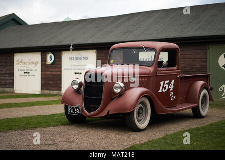 American Vintage Ford Pickup Truck, außerhalb eines Oldtimer Garage geparkt Stockfoto